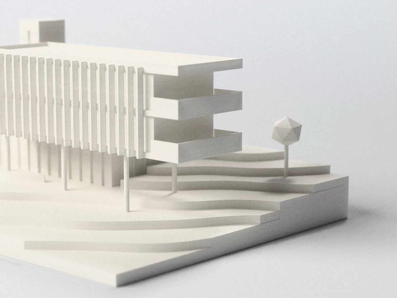 Maqueta de arquitectura impresa en PLA blanco: edificio con parasoles verticales y pilotis sobre un terreno de curvas de nivel