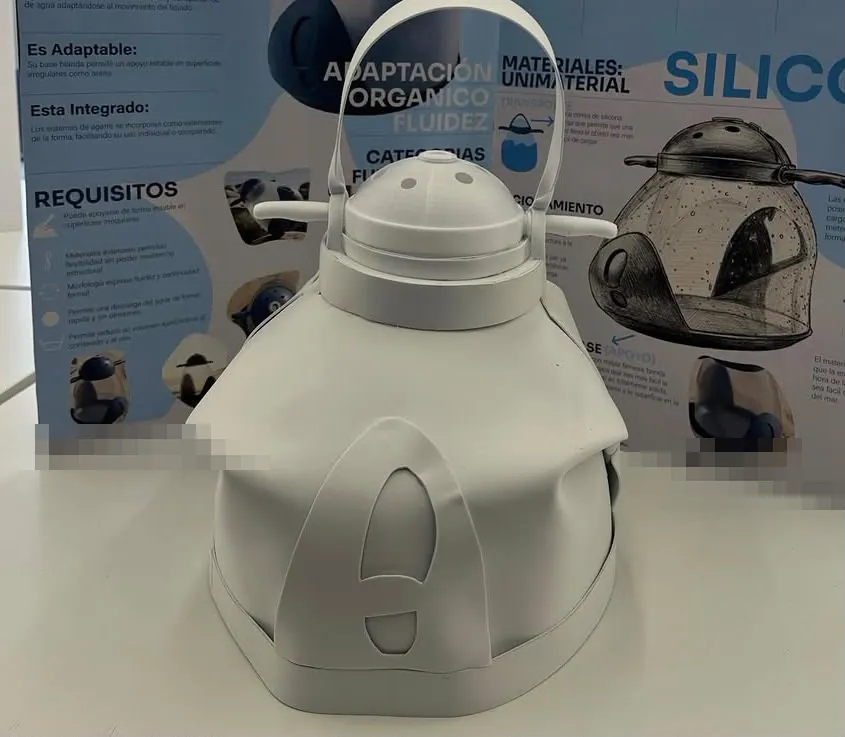 Modelo de un recipiente con asa impreso en 3D en blanco, delante de la lámina de presentación del proyecto